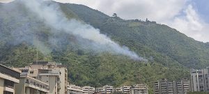 Así se ve desde la autopista la columna de humo que emana la línea de alta tensión en Terrazas del Ávila (Videos)