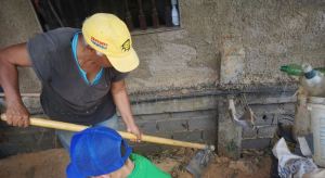 Venezolanas trabajan la tierra para llevar alimentos que no pueden comprar a su hogar