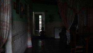 Vecinos de Los Cocos en Maracay tienen cinco días sobreviviendo en la oscuridad (VIDEOS)