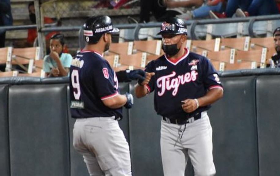 Tigres se llevaron el duelo de pitcheo ante Águilas en extrainning