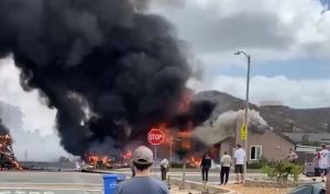 VIDEOS: Avioneta se estrelló cerca de una escuela en California y causó un incendio