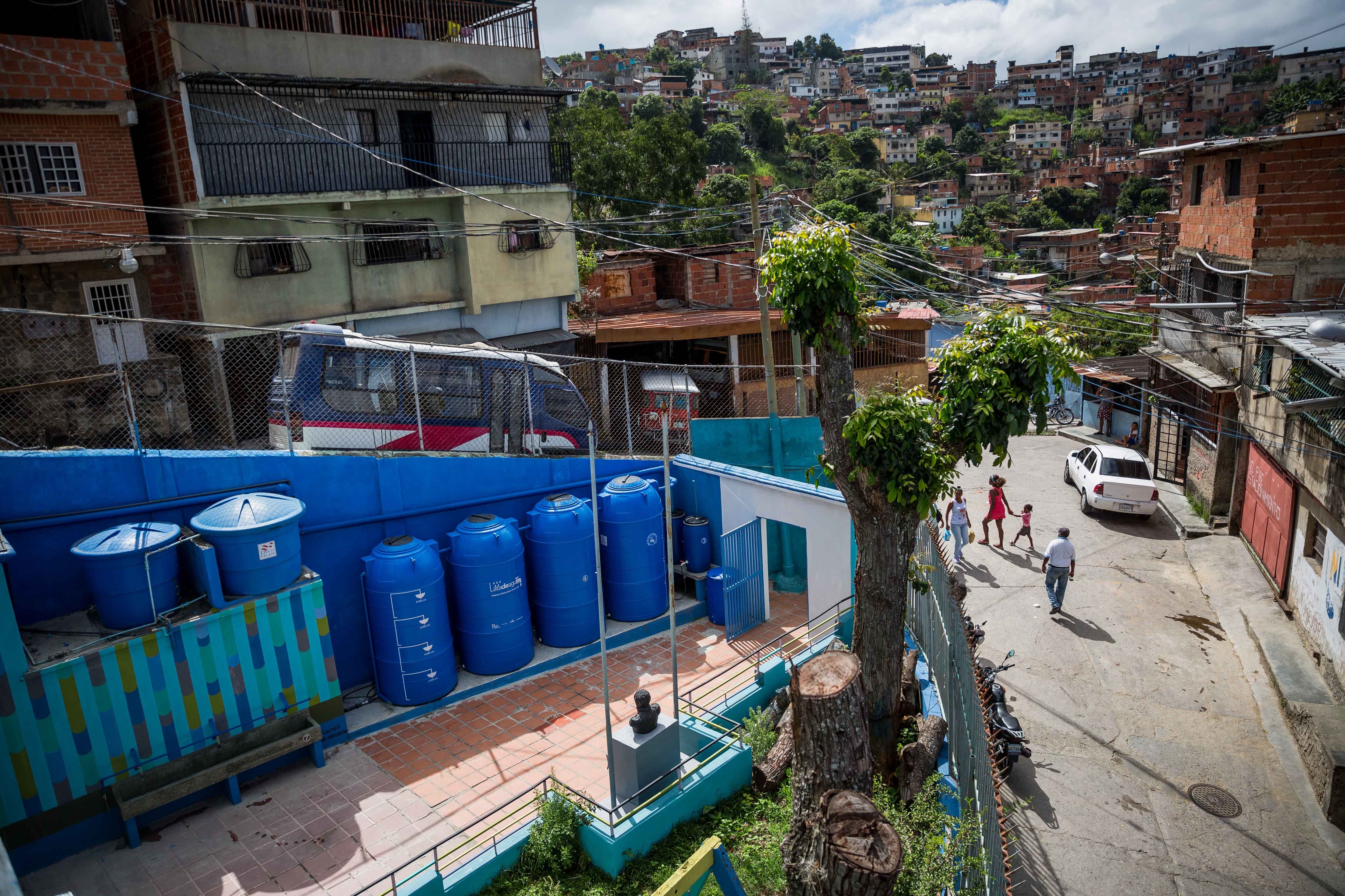 El agua de lluvia que calma la sed en las escuelas de Venezuela (Fotos)