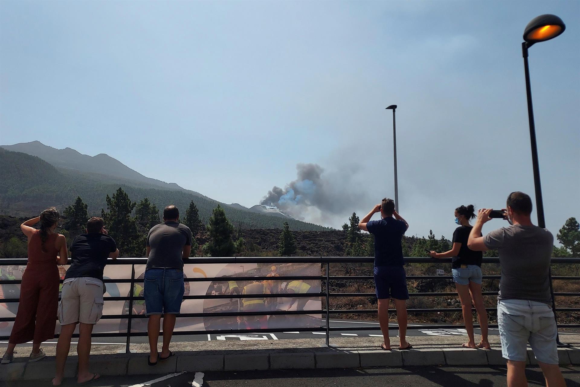 Los selfis impertinentes en la tragedia del volcán español de La Palma