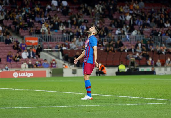 Barcelona no pasó del empate frente al Alavés tras destitución de Koeman 