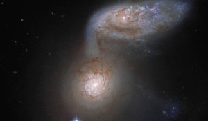 Telescopio Hubble captó la “peligrosa danza” de dos galaxias en proceso de fusión