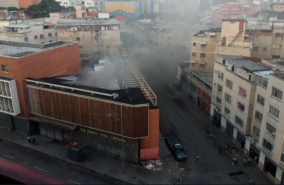 Incendio en Quinta Crespo alarmó a los vecinos de la zona este #11Oct (Fotos y video)