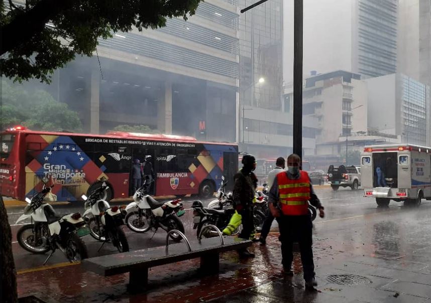 Vecinos fueron evacuados de sus apartamentos tras incendio en Chacao (VIDEO)