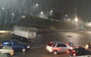 En Video: Más dolores de cabeza en la Gran Caracas por intensas lluvias de este #29Oct