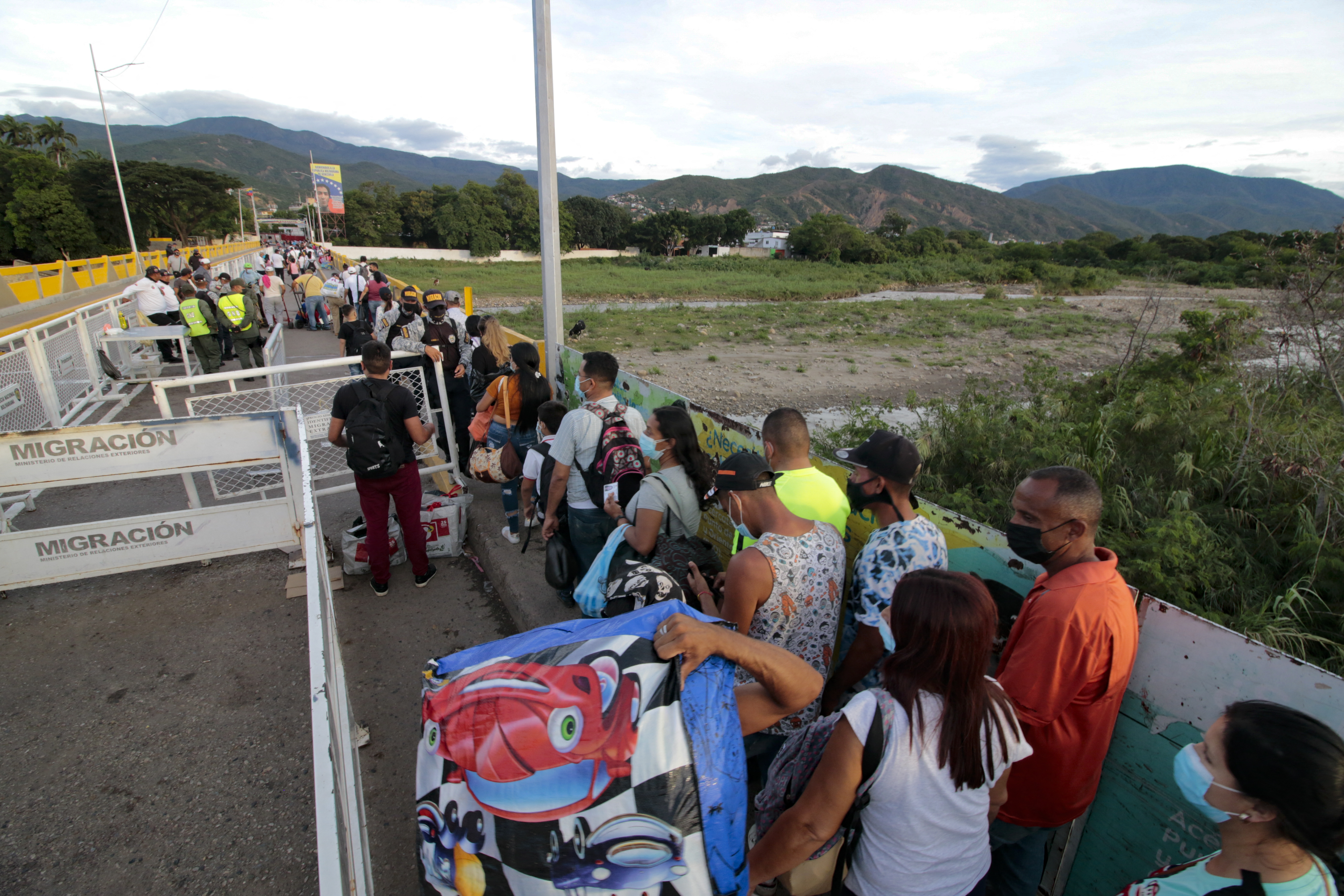 Nutrido grupo de venezolanos atravesó el puente internacional Simón Bolívar