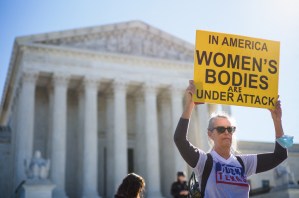 Corte Suprema de EEUU parece inclinada a bloquear la ley restrictiva de aborto en Texas
