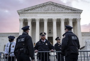 Una persona se prende fuego frente a la Corte Suprema de EEUU