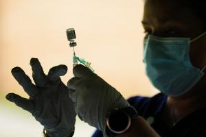 Científico de Oxford asegura que es factible desarrollar una vacuna contra la variante ómicron “muy rápido”