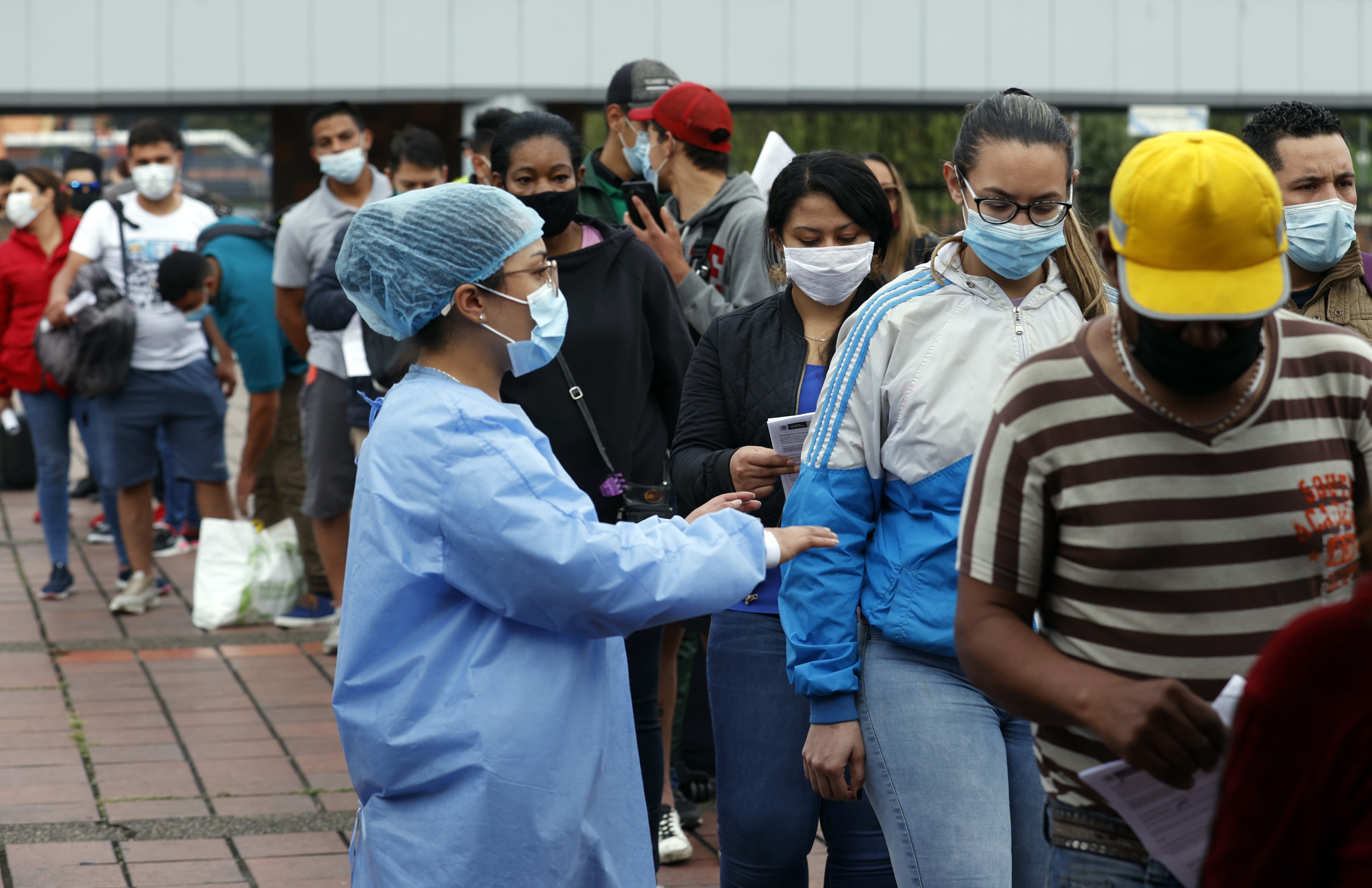 Colombia sumó 51 fallecidos por Covid-19 y toma medidas contra la ómicron