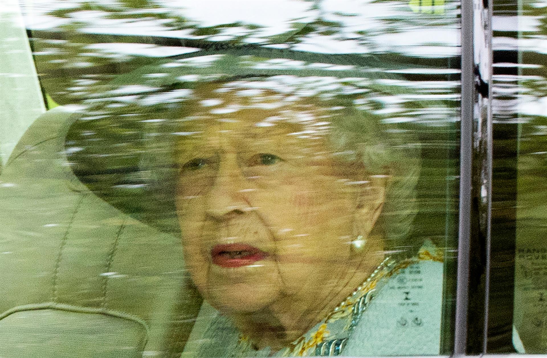 La reina Isabel II sigue retomando sus compromisos con una audiencia virtual en Windsor
