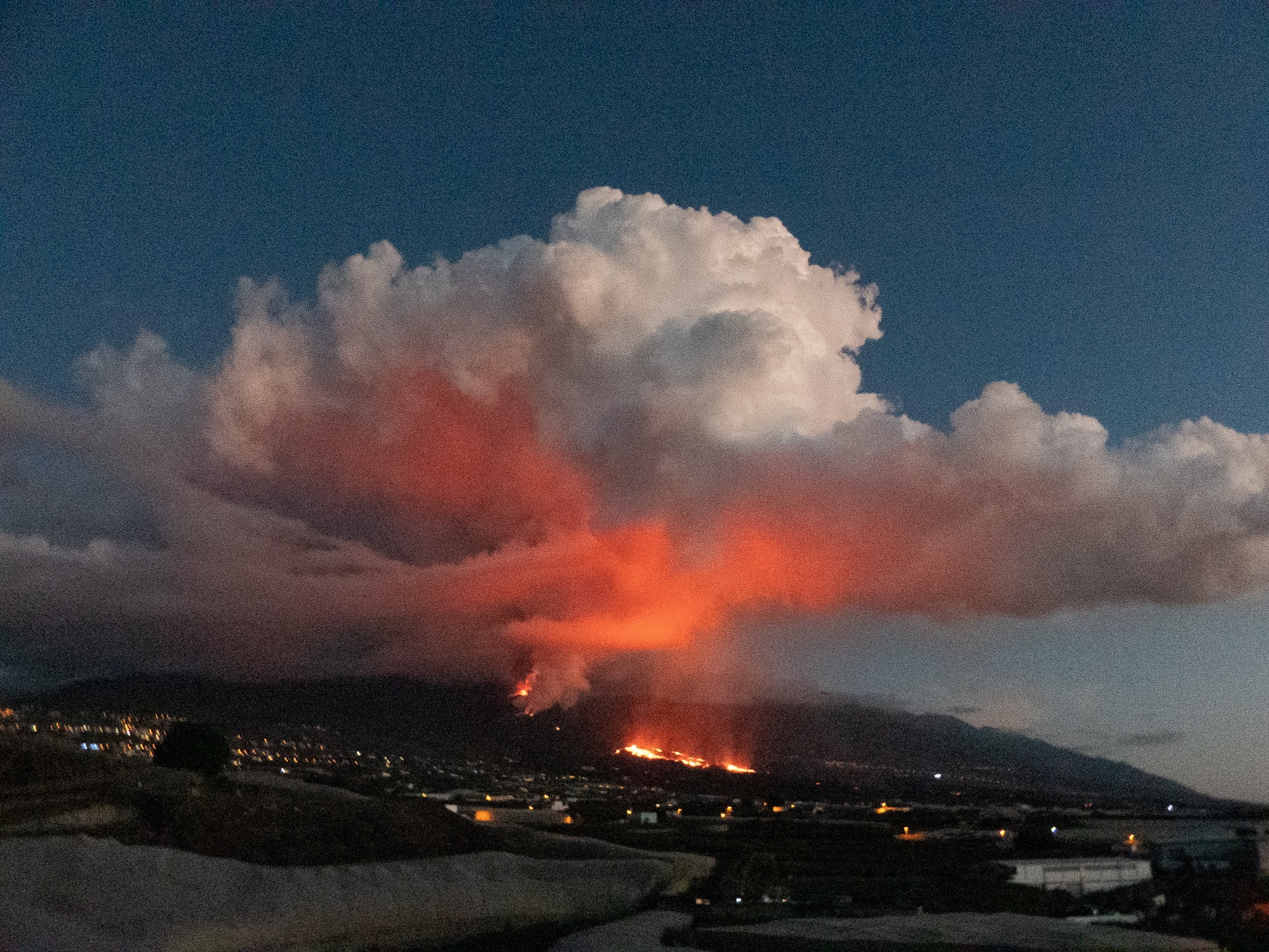 La lava del volcán se aproxima lentamente a La Laguna en La Palma