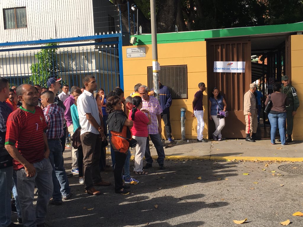 En el Colegio Francia en Campo Claro de Caracas no han podido abrir las mesas de votación (VIDEO)