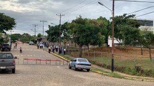 EN FOTOS: Electores en cola a las afueras de los centros de votación en San Félix