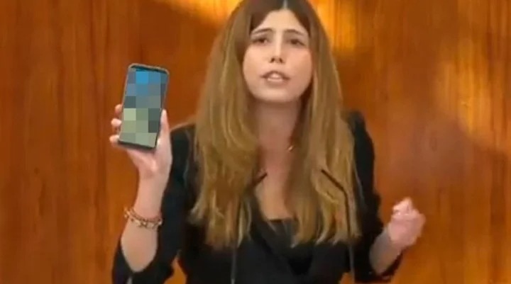 “Foto no deseada”: Diputada española mostró una imagen de un pene en su celular