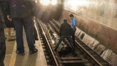 Murió arrollado en el metro cuando intentaba salvar a un suicida que sí sobrevivió (Video)