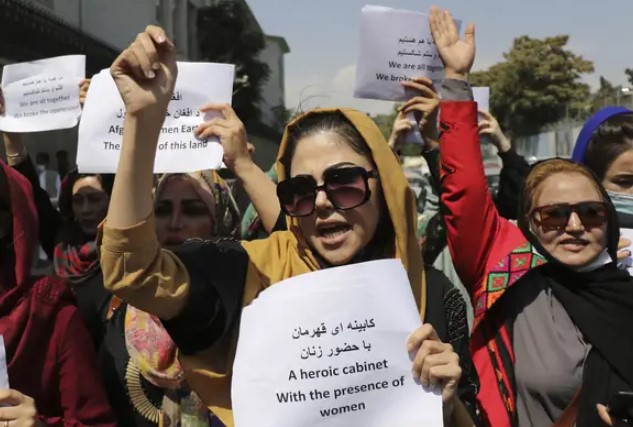 Talibanes anunciaron que el derecho de la mujer a la educación y  el trabajo tendrá que “esperar”