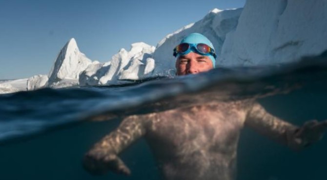El hombre que nada entre icebergs: “El agua ya no está a 3 grados, sino a 10”