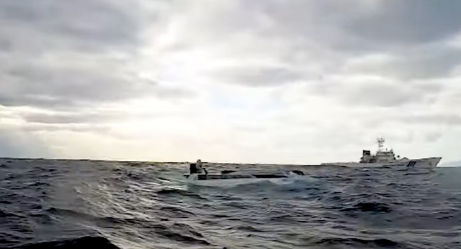 Rescatan a un hombre de 69 años tras pasar casi un día en medio del mar en Japón (VIDEO)