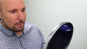 Steve Verze, el primer paciente en recibir una prótesis ocular impresa en 3D