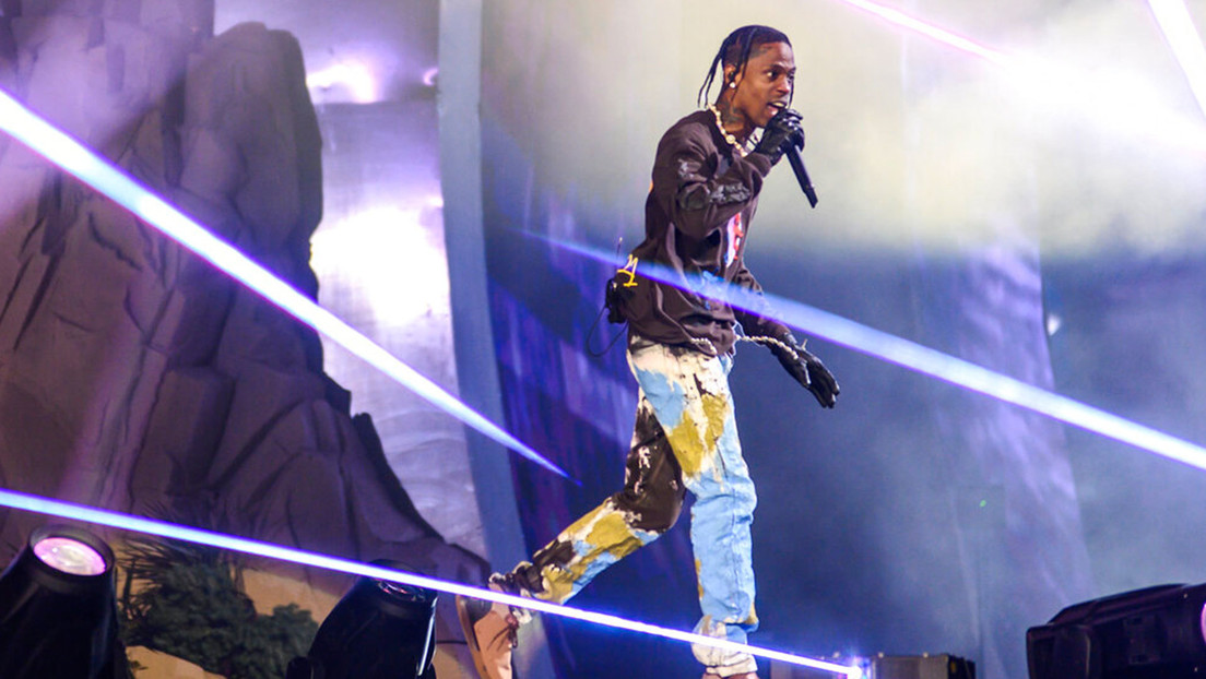 El polémico VIDEO de Travis Scott cantando mientras intentan reanimar a un hombre