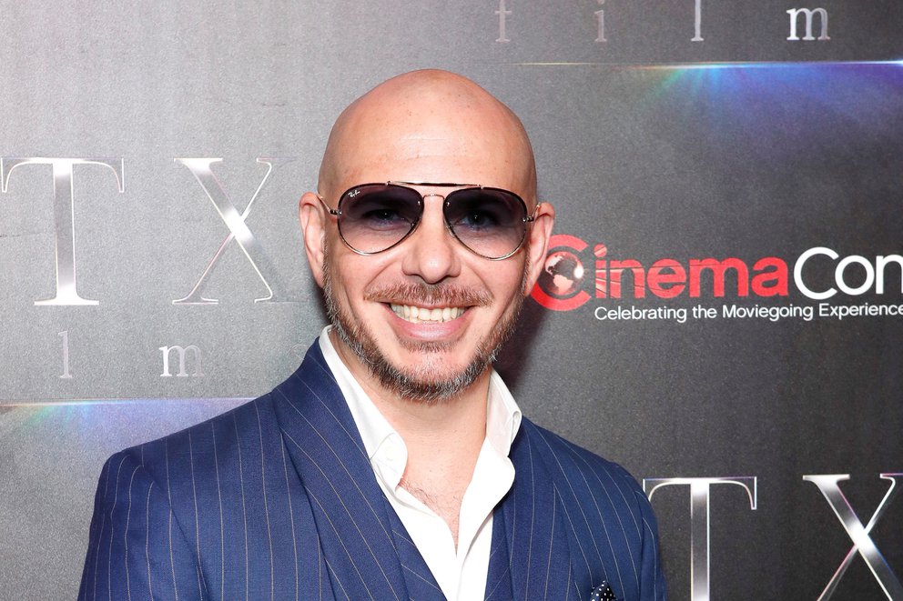 FOTO viral del cantante Pitbull con el cabello largo hizo estallar los MEMES en las redes