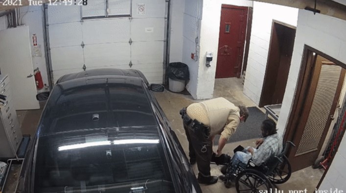 Recluso en silla de ruedas le arrebató el arma a un oficial en Illinois de una insólita manera (VIDEO)