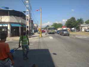 Sin transporte: Vecinos del 23 de Enero en Maracay son sometidos a interminables caminatas (FOTOS)