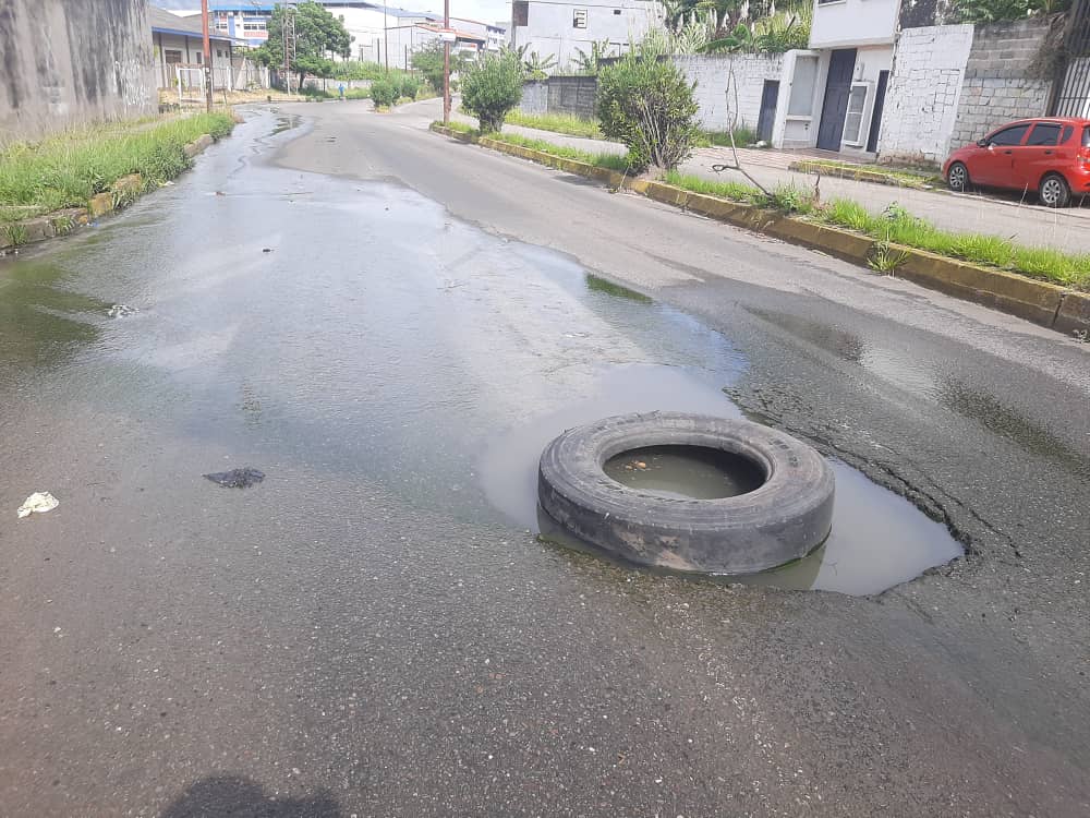 Vecinos de La Concordia “tapan” con un caucho el MEGA HUECO de una alcantarilla de aguas negras (FOTO)