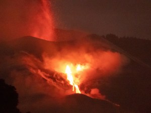 La Palma envuelta en nuevo riesgo ligado al volcán por lluvias que desvían los cauces de agua