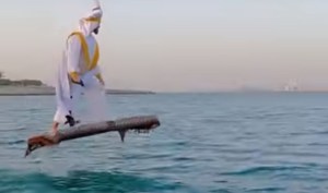 VIRAL: Un joven disfrazado de Aladdín “vuela” en su alfombra mágica por las calles de Dubái
