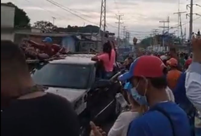 Barinenses permanecen en las calles a la espera de los resultados del CNE (Video)