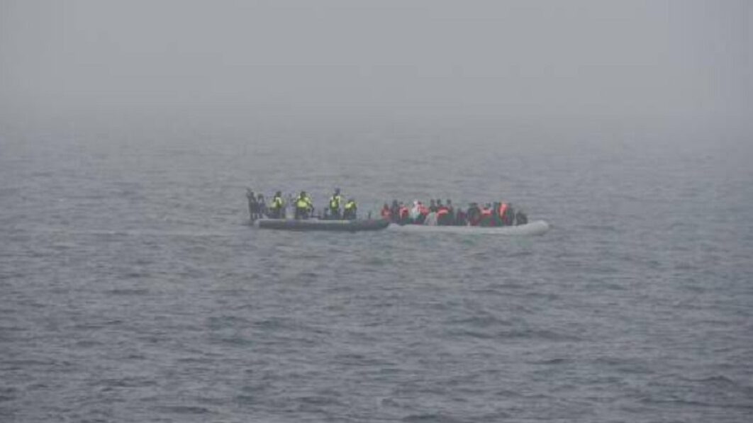 Más de 250 migrantes cruzaron el peligroso Canal de la Mancha en solo un día, según el Reino Unido