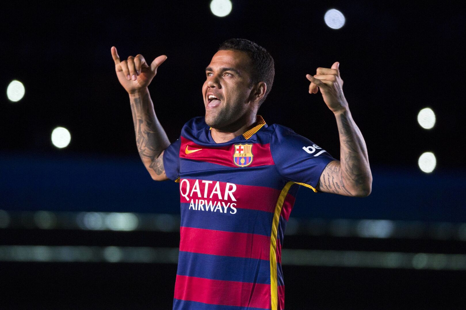 Dani Alves aseguró que  la camiseta del Barcelona lo convierte en un “superhéroe”