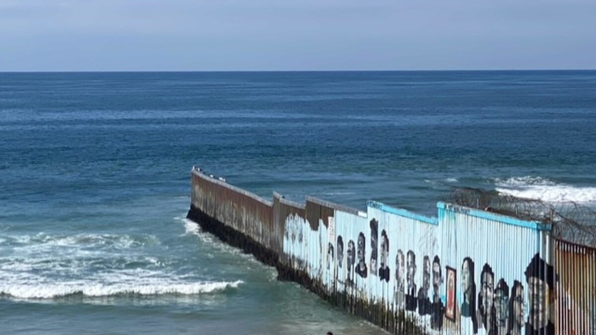 Decenas de migrantes intentaron cruzar nadando la frontera hacia EEUU pero todo terminó en tragedia