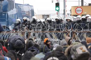Cientos de migrantes intentan entrar a la UE a través de un paso fronterizo polaco (FOTOS)