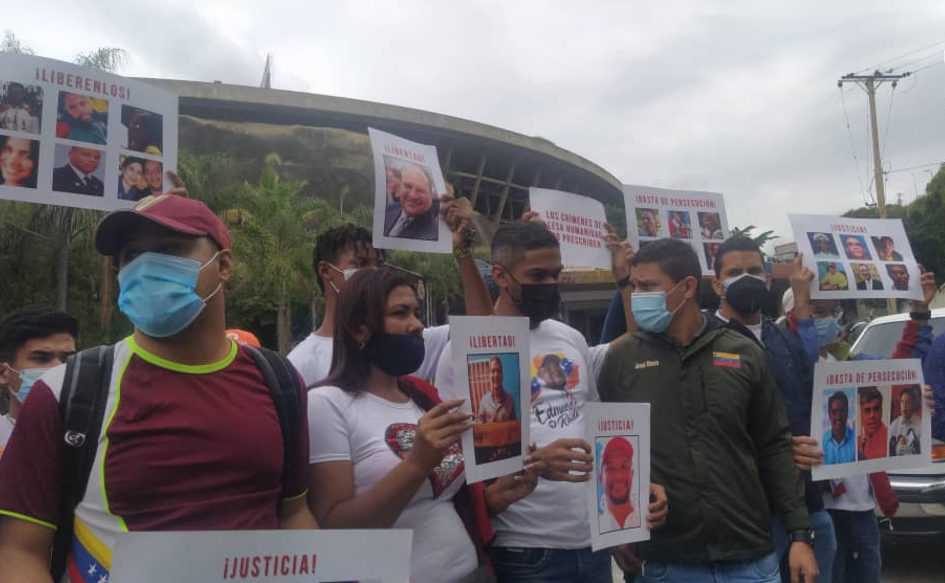 Familiares de presos políticos protestaron frente a El Helicoide tras la visita a Caracas del fiscal de la CPI (VIDEOS)