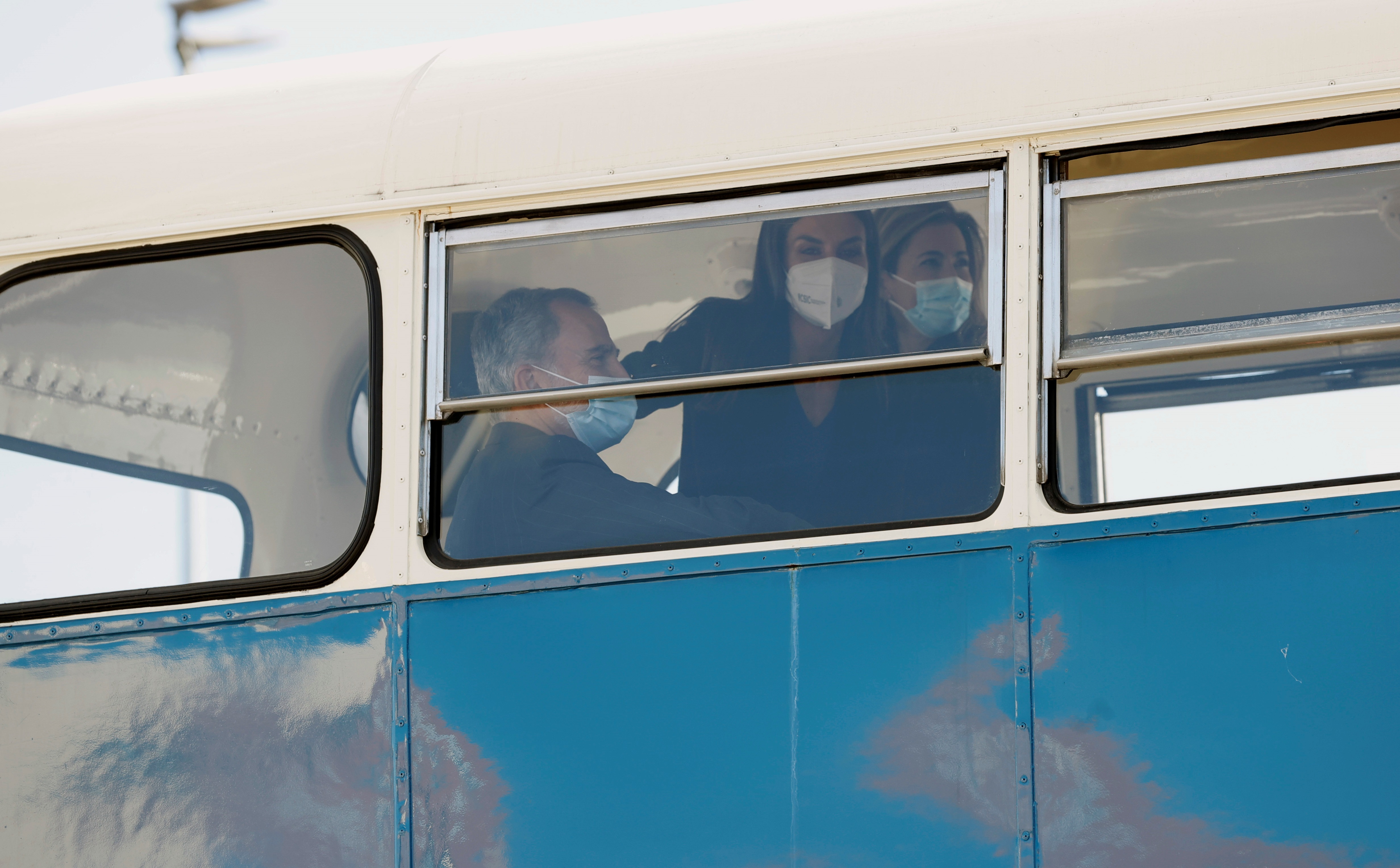 Los reyes de España se trasladan en autobús para asistir a un acto oficial (Fotos)