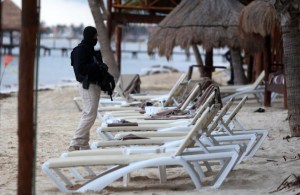 Tiroteo entre narcotraficantes deja dos muertos y escenas de pánico en la playa de un hotel cerca de Cancún