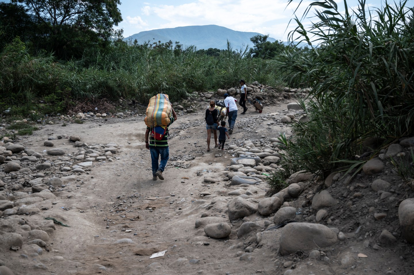 AP: Cientos de venezolanos desplazados se refugian en Colombia para huir de la violencia