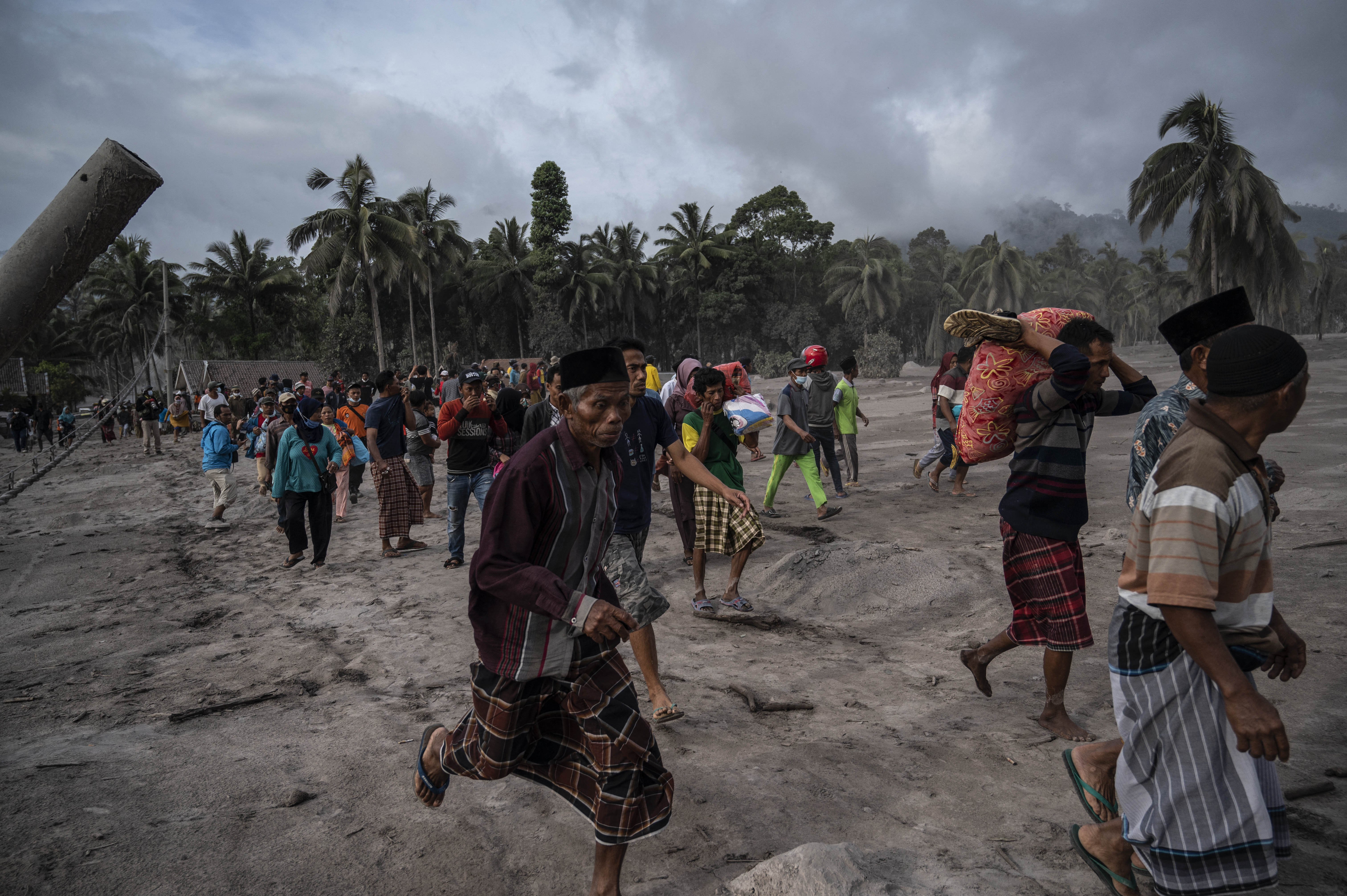 Asciende a 39 el número de muertos por la erupción del volcán Semeru en Indonesia