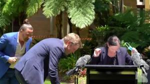¡Susto! Una araña gigante interrumpe una rueda de prensa sobre el Covid-19 en Australia (Video)