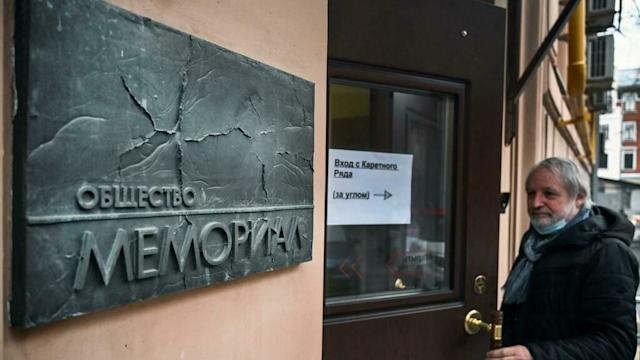 Régimen ruso ordenó el cierre de la ONG Memorial, emblema en la defensa de las libertades