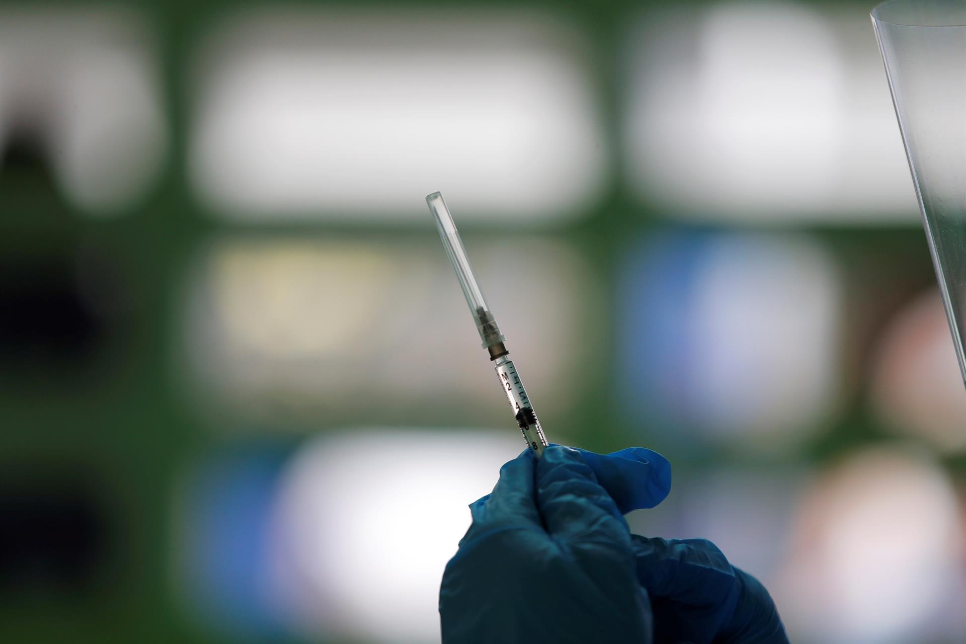 Vacunas Sinovac y Pfizer no son efectivas contra ómicron, según estudio chino