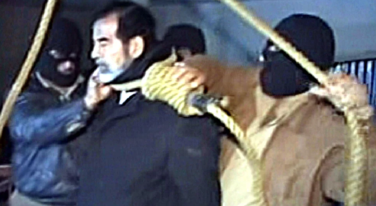 Colgado, con el cuello partido, entre cánticos e insultos: así murió Saddam Hussein