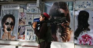 Los talibanes retiran fotos de mujeres de los salones de belleza de Kabul por considerarlas “contrarias al islam”