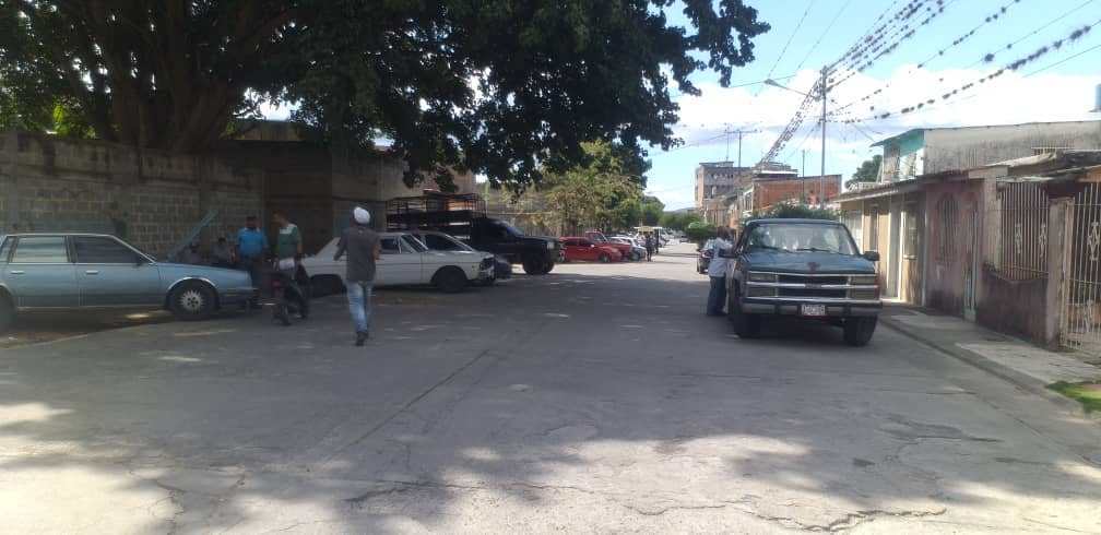 ¡Puro desorden! Vecinos de Bejuma piden a las autoridades reubicar la cola de la gasolina